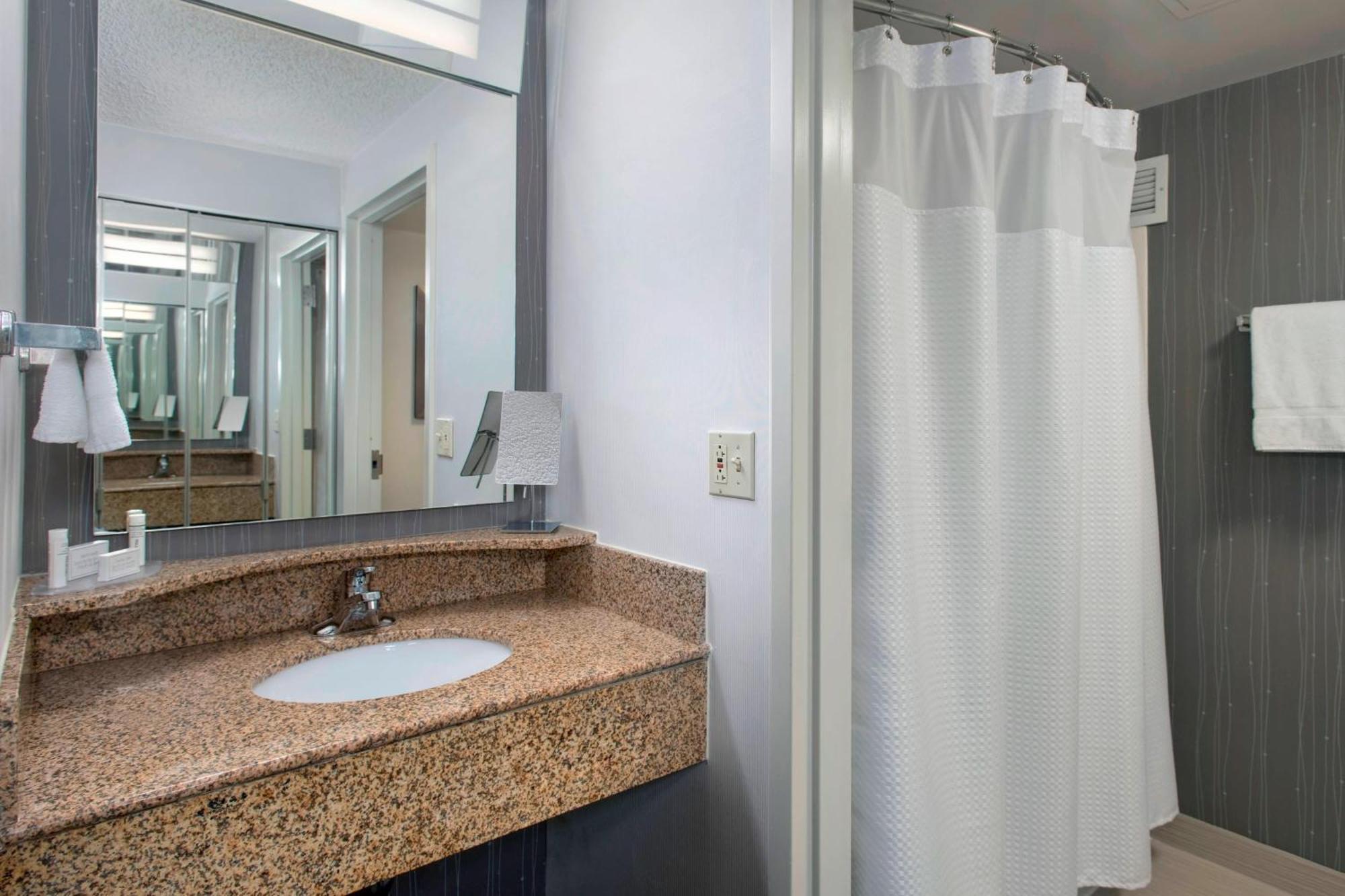 Courtyard By Marriott Newark Elizabeth Hotel Bagian luar foto